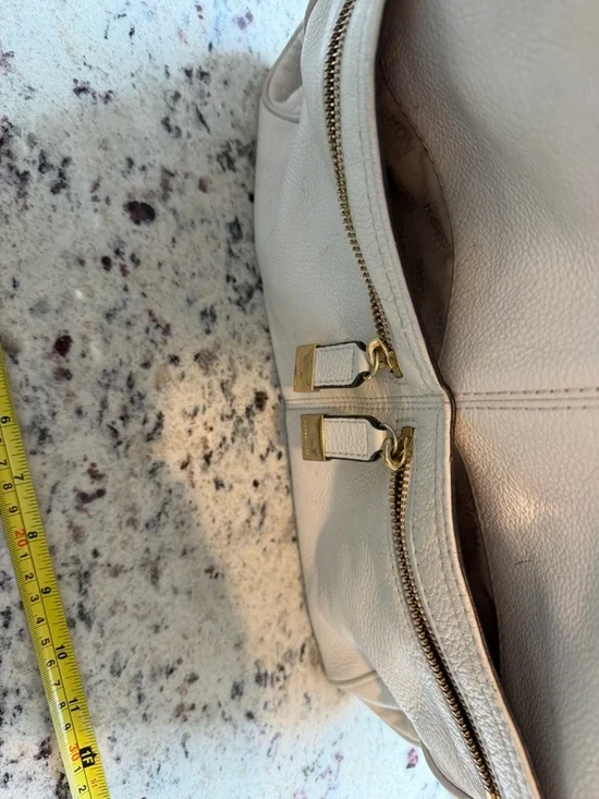 Michael Kors Cream Pebbled Leather Shoulder Bag with Gold Hardware - Picture 4 of 12